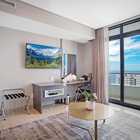 The Capital Pearls Hotel Durban Bagian luar foto A living room at the Hilton San Diego Bayfront
