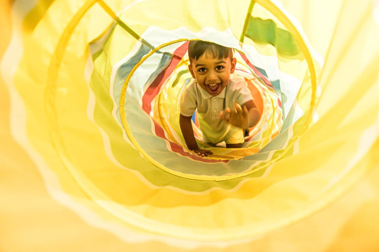 The Capital Pearls Hotel Durban Bagian luar foto A child playing in a tunnel