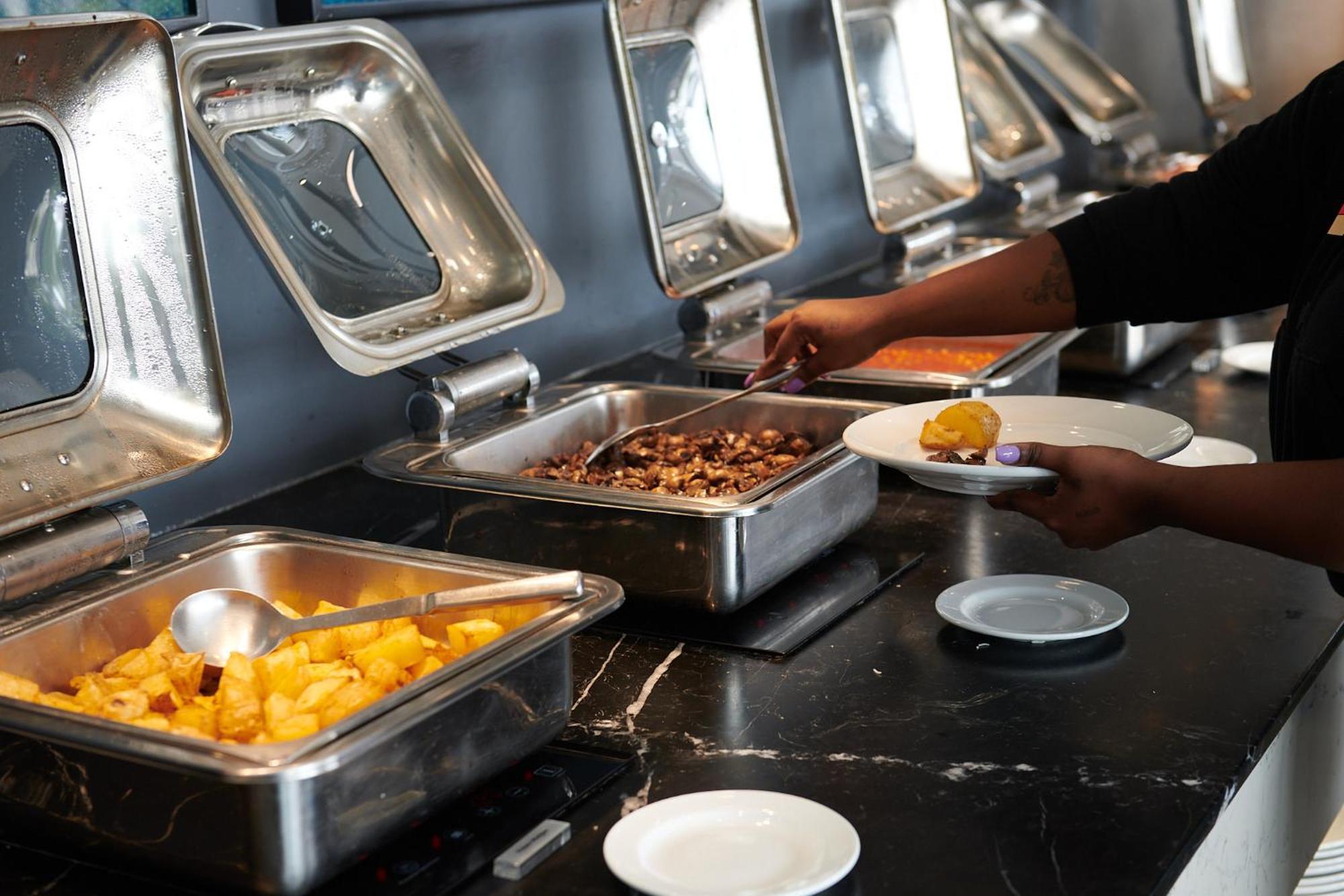 The Capital Pearls Hotel Durban Bagian luar foto A chafing dish
