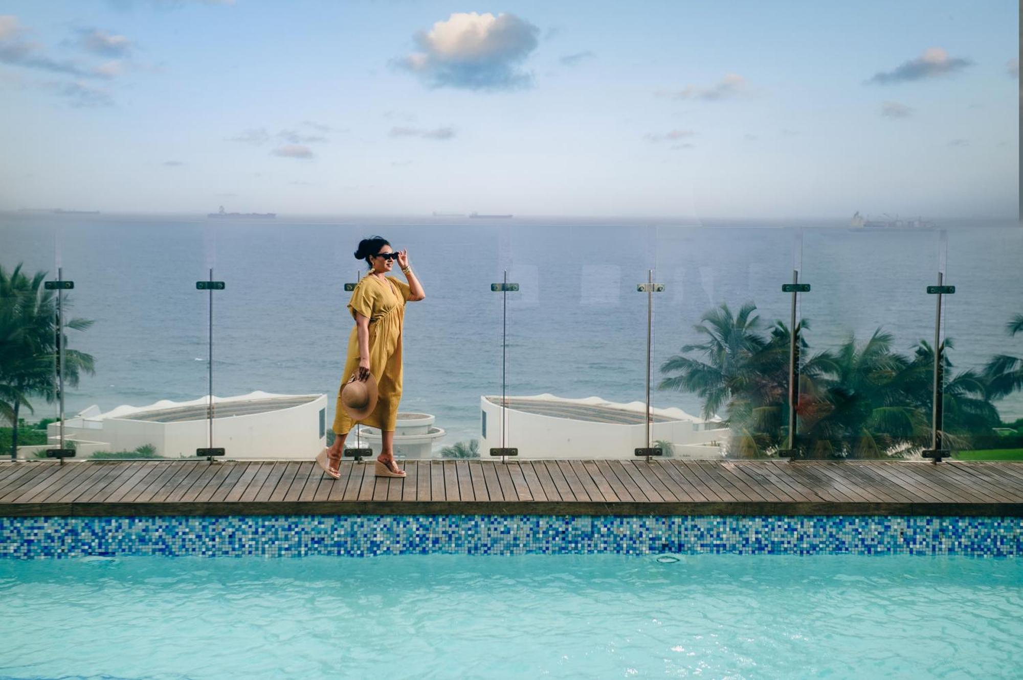 The Capital Pearls Hotel Durban Bagian luar foto A woman in a yellow dress
