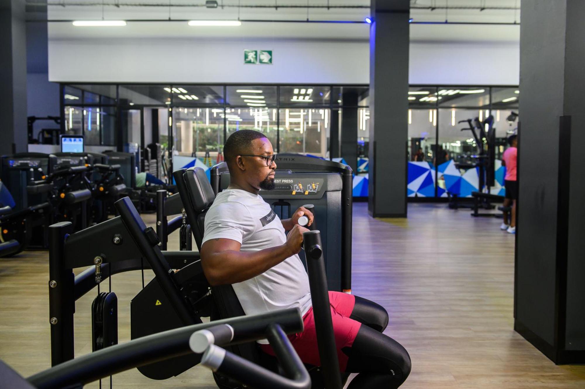 The Capital Pearls Hotel Durban Bagian luar foto A man using a seated bicycle machine