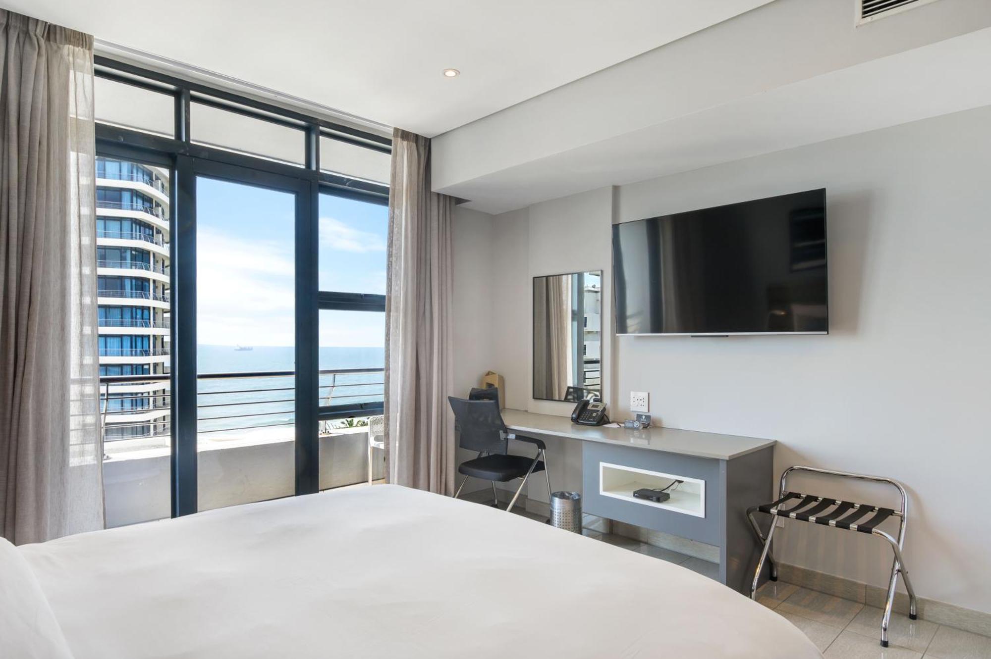 The Capital Pearls Hotel Durban Bagian luar foto A bedroom at the hotel