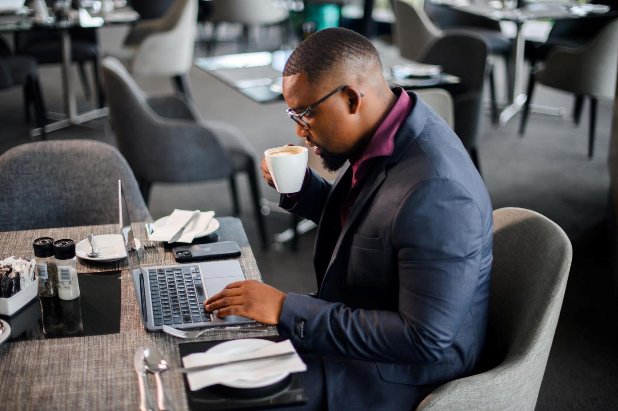The Capital Pearls Hotel Durban Bagian luar foto A man working on a laptop