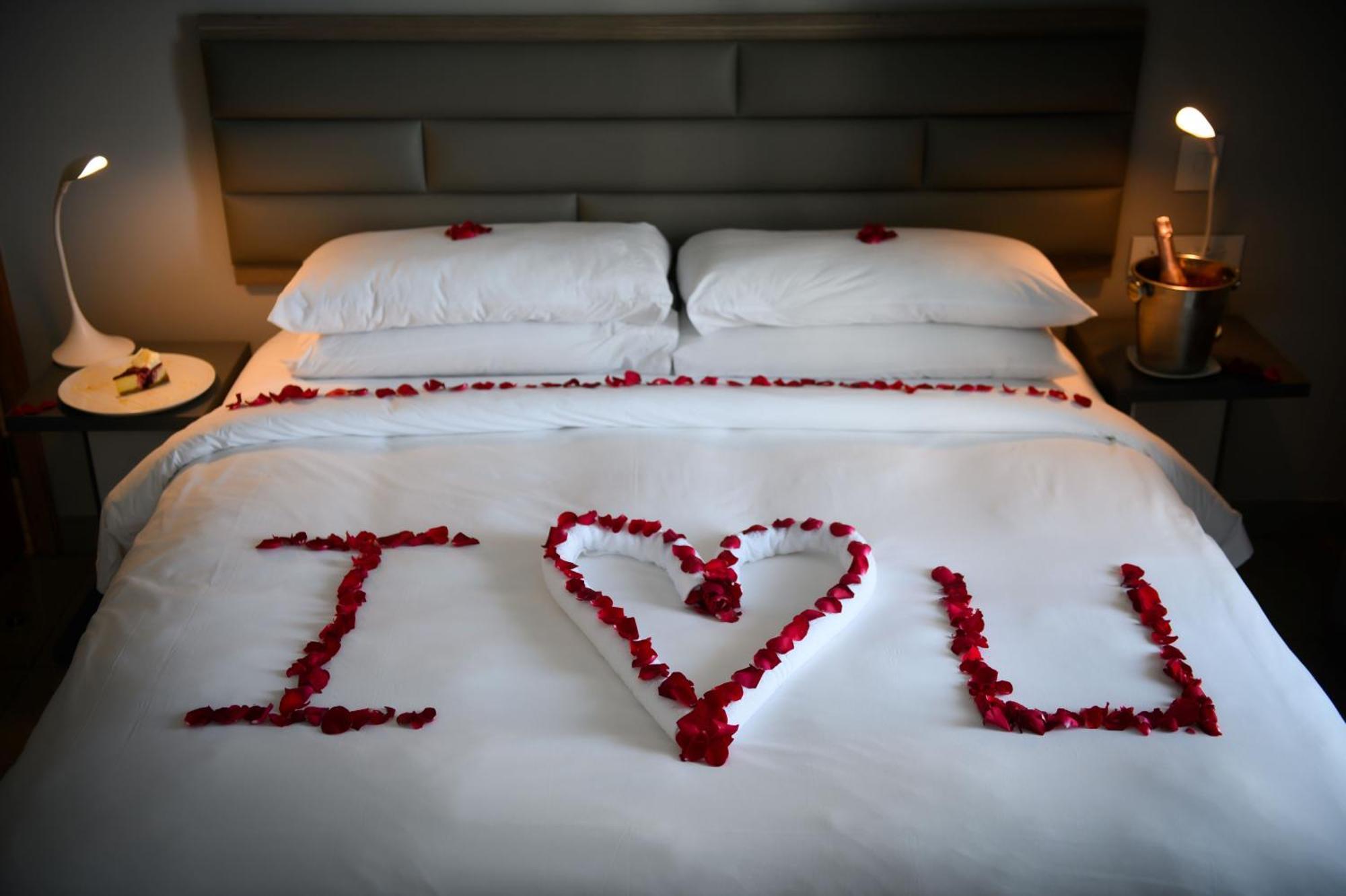 The Capital Pearls Hotel Durban Bagian luar foto A bed decorated with rose petals