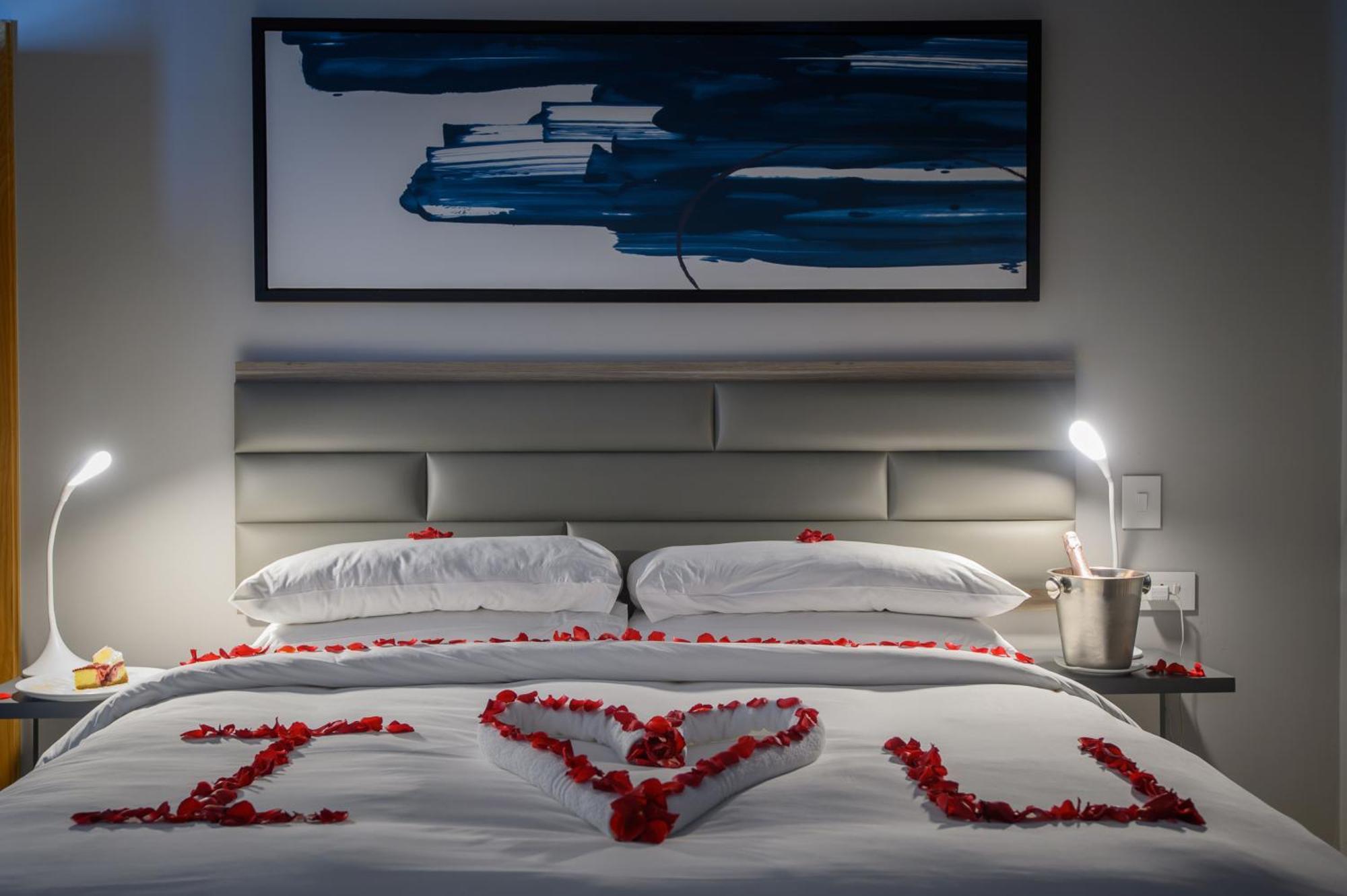 The Capital Pearls Hotel Durban Bagian luar foto A bedroom at the hotel
