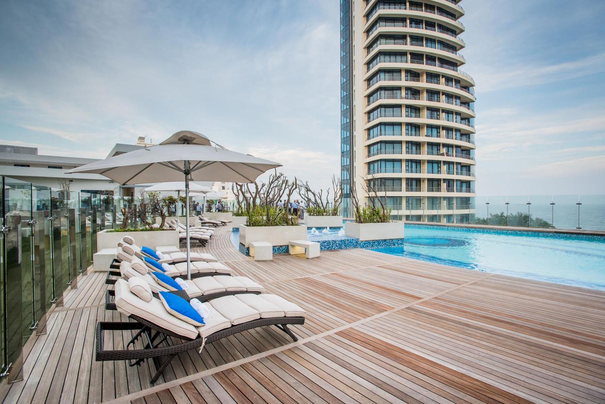 The Capital Pearls Hotel Durban Bagian luar foto The swimming pool at the hotel